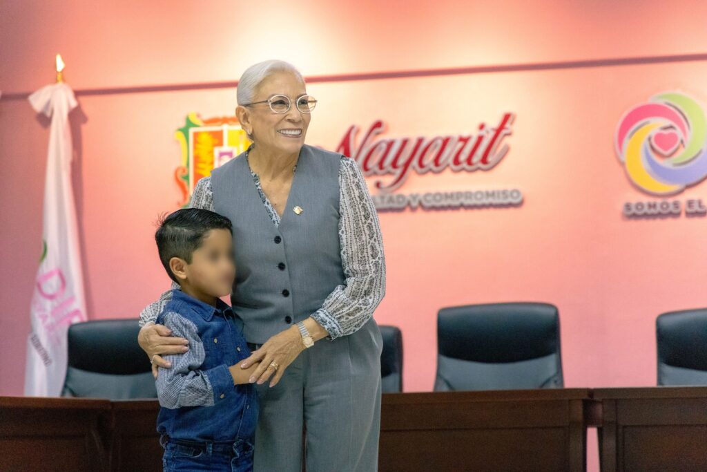 518051337_1081658540723753_3091636869954330001_n-1024x683 Sistema DIF Nayarit Entrega Certificados a Familias Adoptantes