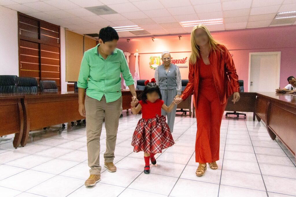 527978577_1081658780723729_1356237898056275790_n-1024x683 Sistema DIF Nayarit Entrega Certificados a Familias Adoptantes