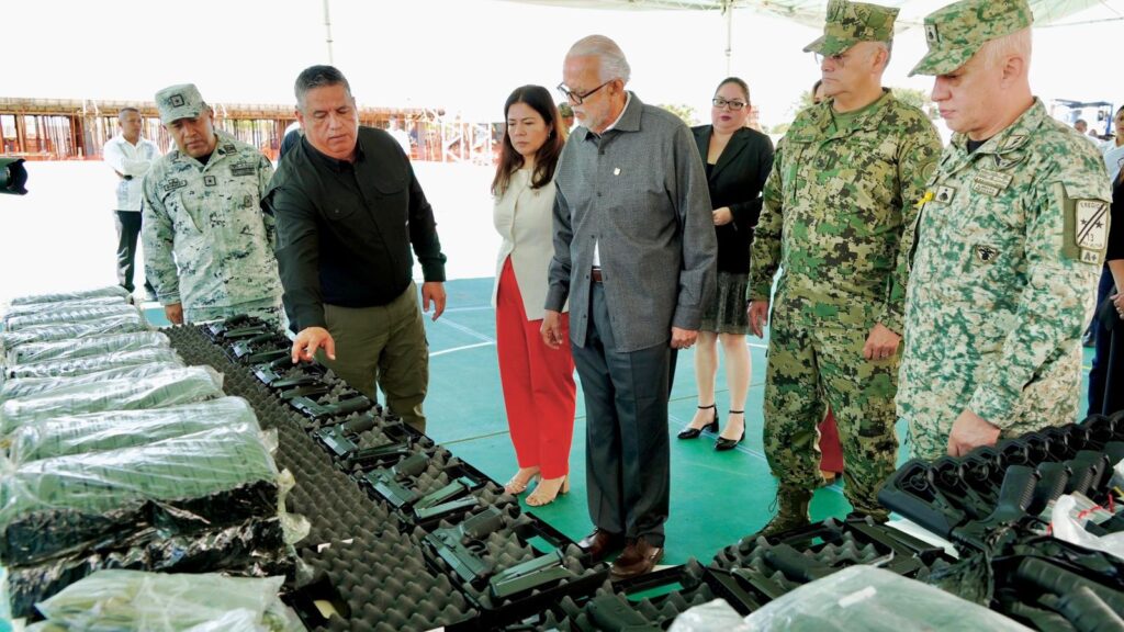 546629599_1342893660527175_6064858200503336656_n-1024x576 Entregan Armamento a Elementos de los Policía Estatal