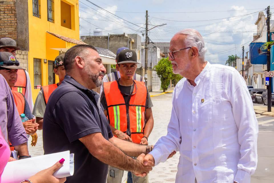 528050335_1150418273788012_4872888571938811593_n Rehabilitan Calles en el Fraccionamiento Jacarandas