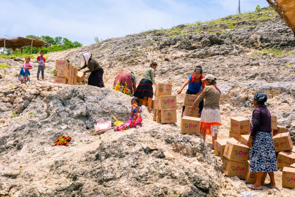 528075275_1080838017472472_1437533953571434754_n-1024x683 DIF Nayarit Lleva Dotaciones Alimentarias a las Comunidades más Alejadas