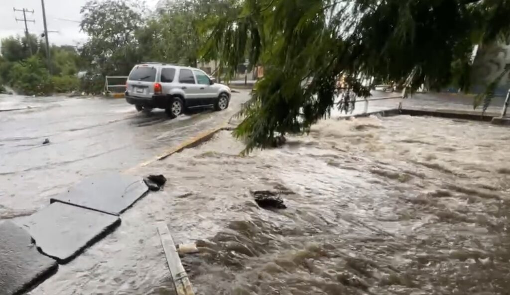 Lluvia2-1024x593 Se Registran Grandes Inundaciones en Tepic por lluvias Torrenciales