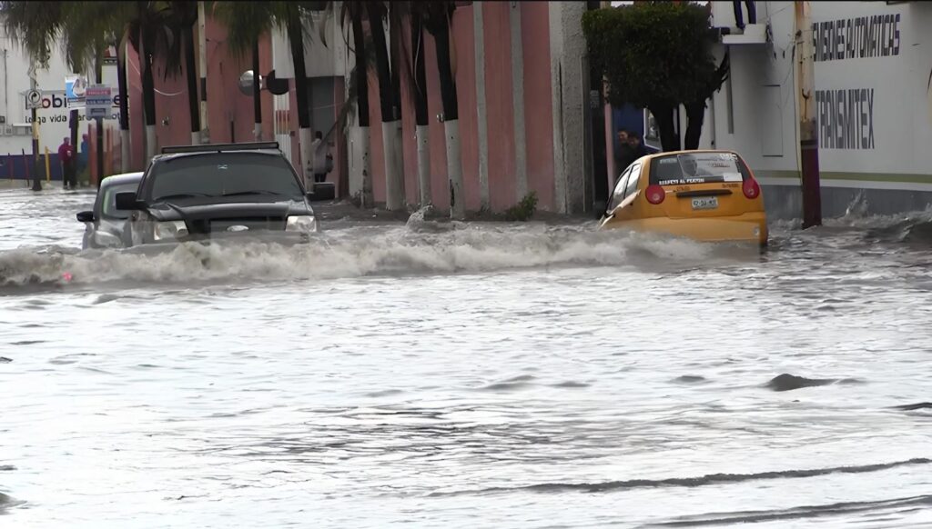Lluvia3-1024x582 Se Registran Grandes Inundaciones en Tepic por lluvias Torrenciales
