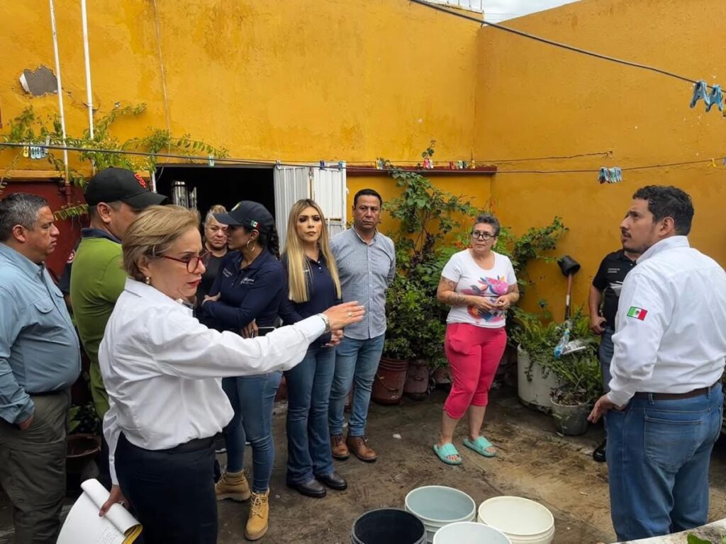 542701241_1173810504782122_7561181179262144172_n-1024x768 Funcionarios Estatales Brindan Ayuda a Afectados por Intensas Lluvias