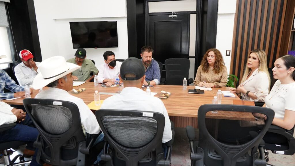 545552435_1179405097555996_8179633506760851305_n-1024x576 Habitantes de Puente de Camotlán se Reúne con la Secretaria General de Gobierno
