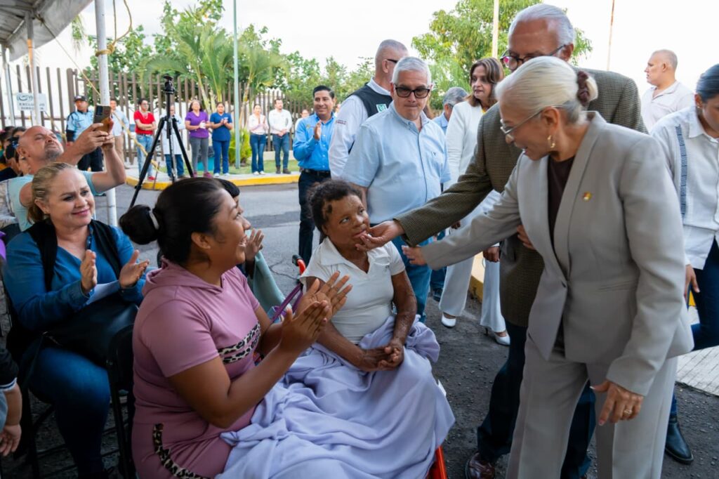 596157810_1181317520757854_6399539748530457427_n-1024x682 Encabezan  Beatriz Estrada y Miguel Ángel Navarro Jornadas de Cirugías Reconstructivas