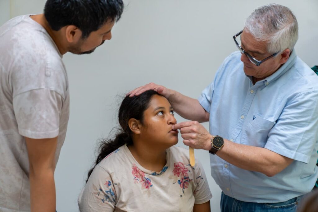 597075080_1181317424091197_3287963365427167674_n-1024x682 Encabezan  Beatriz Estrada y Miguel Ángel Navarro Jornadas de Cirugías Reconstructivas