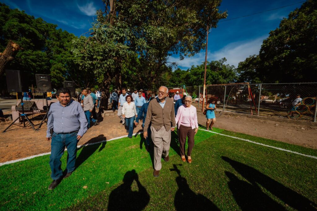 618668248_1290638926432612_6981811501894103154_n-1024x683 Entregan Miguel Ángel Navarro y Beatriz Estrada Cancha Deportiva
