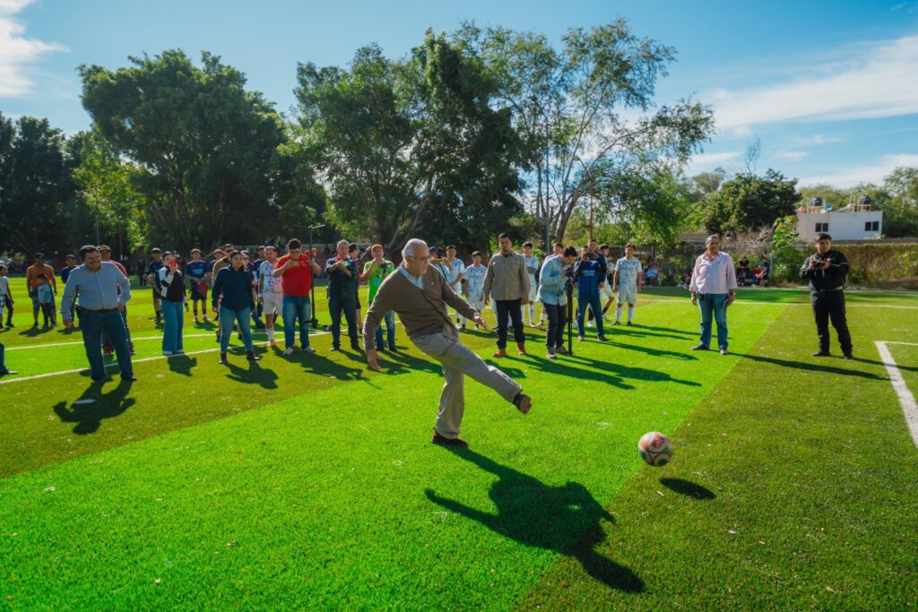 618772456_1290639033099268_2549782990738710106_n-1024x683 Entregan Miguel Ángel Navarro y Beatriz Estrada Cancha Deportiva