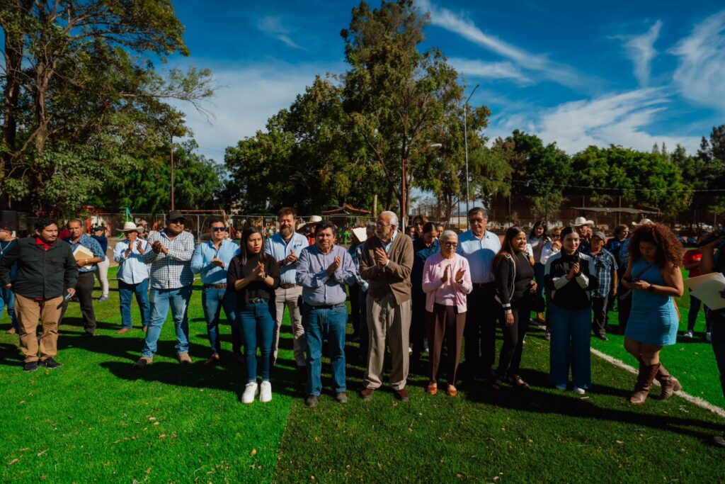 619454569_1290638939765944_8264708577853790217_n-1024x683 Entregan Miguel Ángel Navarro y Beatriz Estrada Cancha Deportiva