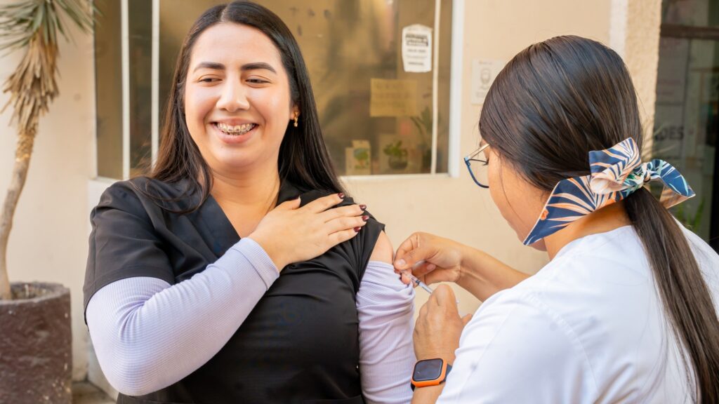 629662453_1227526486136957_3635543130094802684_n-1024x576 Beatriz Estrada Encabeza Vacunación contra el Sarampión a Trabajador@s del DIF