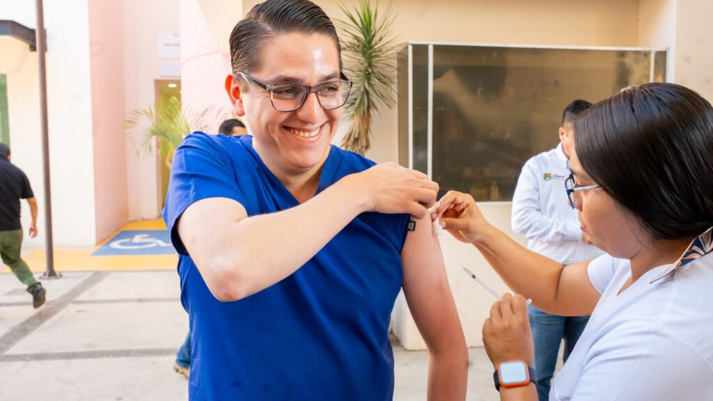 630889938_1227526439470295_2488880656840417838_n-1024x576 Beatriz Estrada Encabeza Vacunación contra el Sarampión a Trabajador@s del DIF