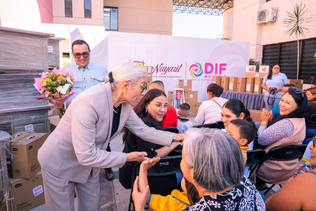 634479202_1230037562552516_3526874140823130432_n-1024x683 Entrega DIF Apoyos en Beneficio de Planteles Educativos de Tepic