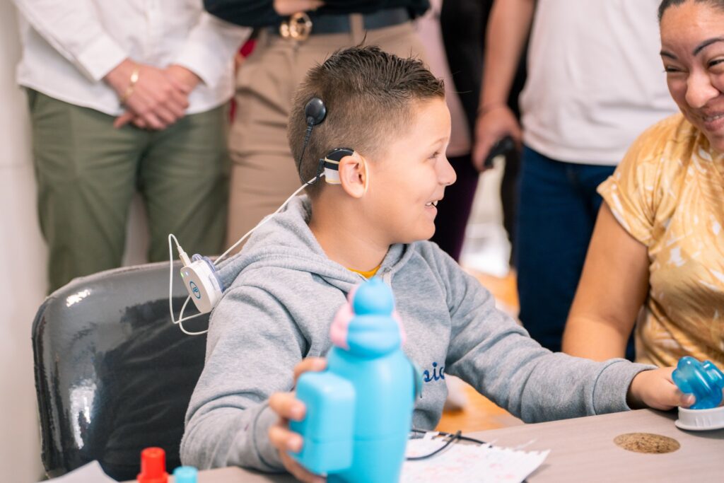 650059851_1250639060492366_3855360104805719231_n-1024x683 Activan Auxiliares Auditivos a Pacientes con Implantes Cocleares en el CREE