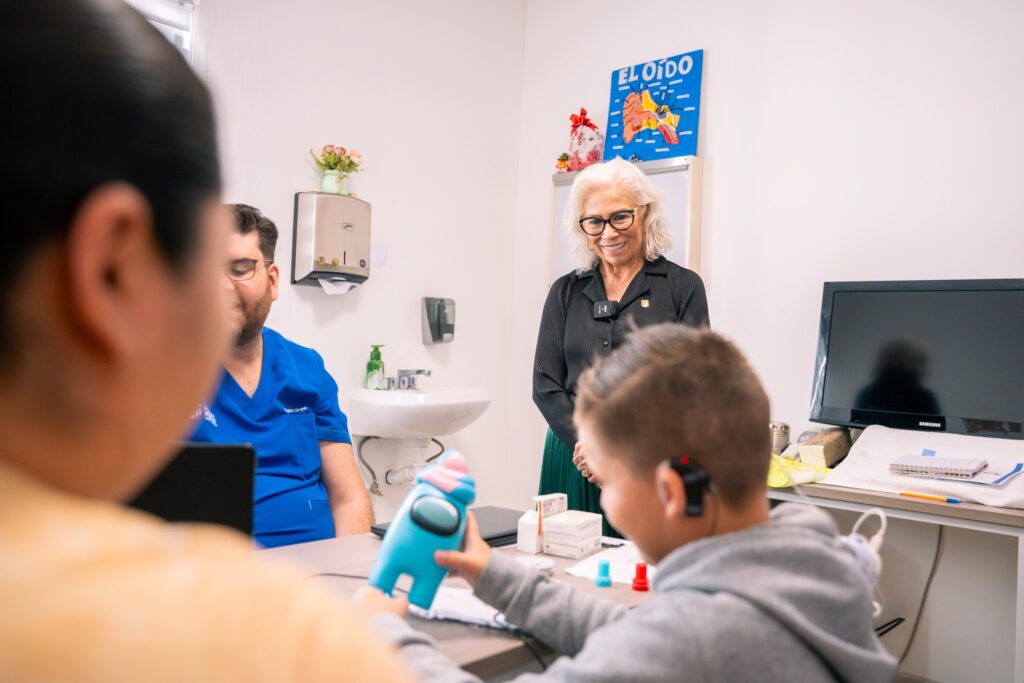 650143883_1250642120492060_264986562335326844_n-1024x683 Activan Auxiliares Auditivos a Pacientes con Implantes Cocleares en el CREE