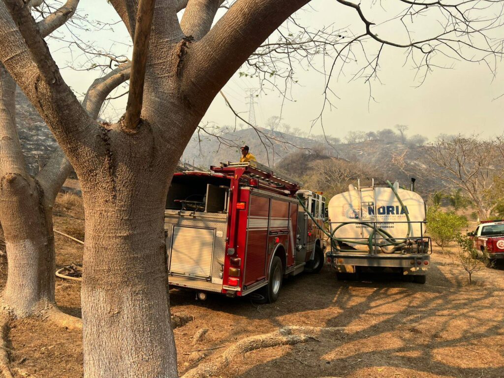 652932822_1332664278896743_5431324450303170159_n-1024x768 Refuerza Gobierno de Nayarit Atención a Incendio Forestal en Bahía de Banderas