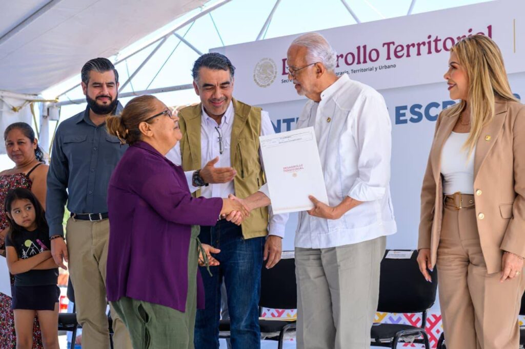 688829205_1373292894833881_2681633096858706043_n-1024x682 Entrega Gobierno de Nayarit 275 Escrituras para dar Certeza Jurídica en Bahía de Banderas