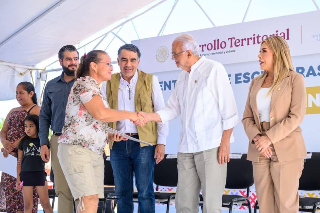 688829209_1373292948167209_278607781742381177_n-1024x683 Entrega Gobierno de Nayarit 275 Escrituras para dar Certeza Jurídica en Bahía de Banderas