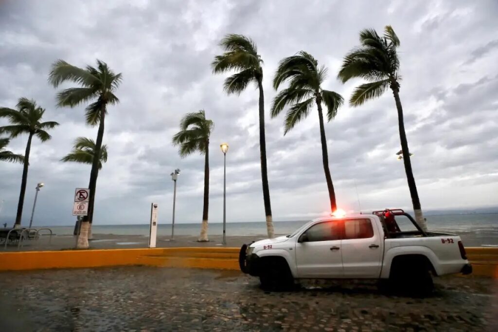 Huracan-Polo1-1024x682 Tormenta "Polo" se Convierte en Huracán Categoría 1